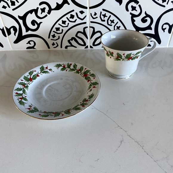 China Pearl Fine China Teacup and Saucer Set NOEL Christmas Holly Berry Holiday - Picture 2 of 9